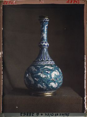 Image représentant Bouteille de porcelaine d'Iznik des collections du musée de Sèvres