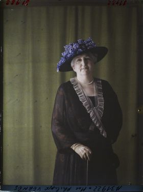 Image représentant https://musee-albert-kahn.s-museum.fr/home/NWQ2OTAwYzNmYjZlZTk1ZWQwODJmMjY4L2dlbmVyaWMtbm90aWNlLXRhYi9hdXRob3JpdHkvNjE3YTc5ZjVjZjhiODk2OGIzMzM3ZDIx/5d6900c3fb6ee95ed082f268/generic-notice-tab/authority/617a79ebcf8b8968b33379ce Madame Philippe Vernes