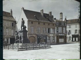 Image représentant France, St Dié, Place J. Ferry, Statue et Vieilles maisons
