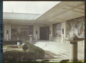 Image représentant L'Exposition des arts décoratifs, la Cour des métiers, sur l'esplanade des Invalides