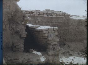 Image représentant Entrée d'un tombeau (dans le cimetière royal ?)