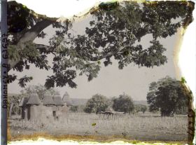 Image représentant Tata (case) somba et plate-forme à sécher le mil