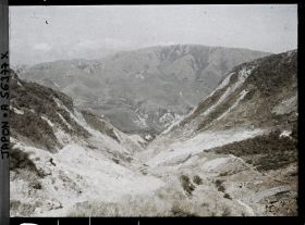 Image représentant Sol de la vallée d'Owakudani ("Vallée des Grandes Eaux Chaudes") ou Ojigoku ("Grand Enfer")