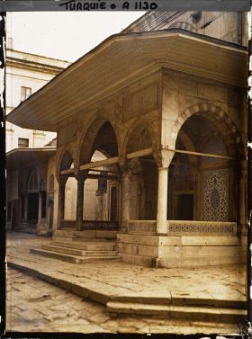 Image représentant Entrée du türbe (mausolée) du sultan Süleyman dans le cimetière de la Süleymaniye Camii ("mosquée de Soliman-le-Magnifique")