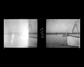 Image représentant Une embarcation de sauvetage à poste sur un pont du vapeur chinois Kiang-Yu et la rive du Yangzijiang ("fleuve Bleu")