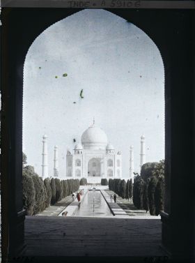 Image représentant Le grand canal axial et le mausolée vus de la porte monumentale de l'enceinte du Taj Mahal