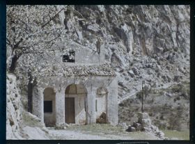 Image représentant La chapelle Saint-Lazare nichée sur le chemin du doyen Pierre Rochard