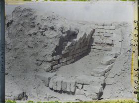 Image représentant Une tombe (l'une des 2000 tombes du cimetière royal ?)