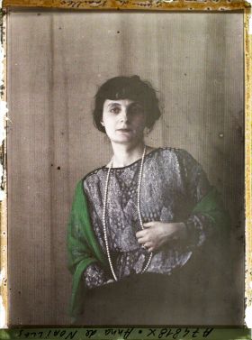 Image représentant https://musee-albert-kahn.s-museum.fr/home/NWQ2OTAwYzNmYjZlZTk1ZWQwODJmMjY4L2dlbmVyaWMtbm90aWNlLXRhYi9hdXRob3JpdHkvNjE3YTc5ZjVjZjhiODk2OGIzMzM3ZDIx/5d6900c3fb6ee95ed082f268/generic-notice-tab/authority/617a79ebcf8b8968b33374c6 Madame Anna de Noailles