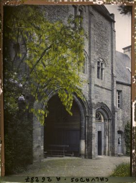 Image représentant Le porche du prieuré vu des jardins