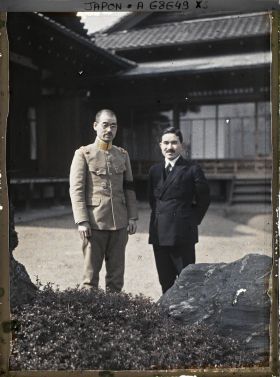 Image représentant Résidence de la famille Kitashirakawa : M. Mitobe (chambellan du défunt prince Kitashirakawa Naruhisa) et le Capitaine Kageda Sadaaki