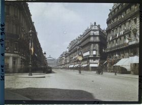 Image représentant L'avenue de l'Opéra au lendemain des fêtes de la Victoire des 13 et 14 juillet 1919
