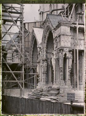 Image représentant Les échafaudages pour la rénovation des portes latérales la Cathédrale Notre-Dame