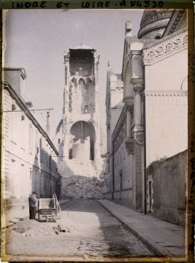 Image représentant Un ouvrier devant la tour Charlemagne, après son effondrement partiel, vue de la rue Descartes