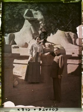 Image représentant Monsieur et Madame  https://musee-albert-kahn.s-museum.fr/home/NWQ2OTAwYzNmYjZlZTk1ZWQwODJmMjY4L2dlbmVyaWMtbm90aWNlLXRhYi9hdXRob3JpdHkvNjE3YTc5ZjVjZjhiODk2OGIzMzM3ZDIx/5d6900c3fb6ee95ed082f268/generic-notice-tab/authority/617a79ebcf8b8968b3337b53 Legrain et leur enfant