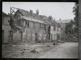 Image représentant Maisons détruites sur la place de la cathédrale à Soissons
