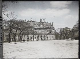 Image représentant La mairie du XIIIe arrondissement avec une sirène sur la toiture, place d'Italie
