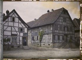Image représentant Alsace, Dannemarie, Les deux maisons à perron