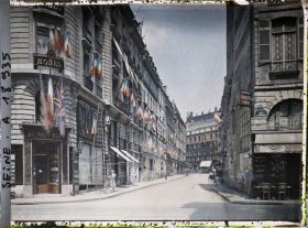 Image représentant La rue Richepance (devenue la rue du Chevalier-de-St-Georges) décorée de drapeaux pour les fêtes de la Victoire, vue de la rue St-Honoré