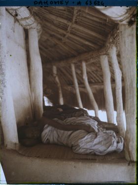 Image représentant Gardiennes de la tombe de Glélé couchées sur le pourtour du tombeau