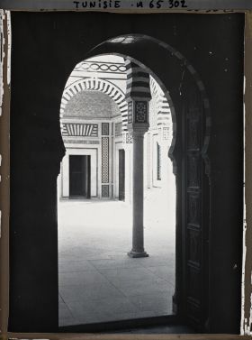 Image représentant Le patio du palais beylical Dar-el-Bey dans la médina