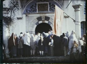 Image représentant Turquie, Cassaba, Distribution de Secours à l'Eglise Arménienne non brûlée
