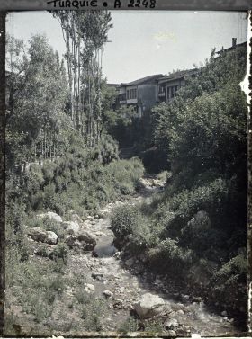 Image représentant Cours d'eau dans un petit ravin