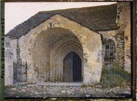 Image représentant France, Ronzières, Lieu de pélérinage du 9 Septre : Vue de l'Eglise a l'intérieur de la muraille