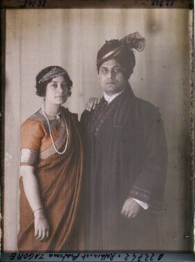 Image représentant https://musee-albert-kahn.s-museum.fr/home/NWQ2OTAwYzNmYjZlZTk1ZWQwODJmMjY4L2dlbmVyaWMtbm90aWNlLXRhYi9hdXRob3JpdHkvNjE3YTc5ZjVjZjhiODk2OGIzMzM3ZDIx/5d6900c3fb6ee95ed082f268/generic-notice-tab/authority/617a79ebcf8b8968b333781b Rathîndranâth Tagore et son épouse  https://musee-albert-kahn.s-museum.fr/home/NWQ2OTAwYzNmYjZlZTk1ZWQwODJmMjY4L2dlbmVyaWMtbm90aWNlLXRhYi9hdXRob3JpdHkvNjE3YTc5ZjVjZjhiODk2OGIzMzM3ZDIx/5d6900c3fb6ee95ed082f268/generic-notice-tab/authority/617a79ebcf8b8968b333781b Pratimâ Tagore