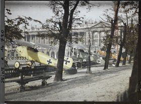 Image représentant Avions pris aux Allemands exposés au jardin des Tuileries, à côté de la place de la Concorde