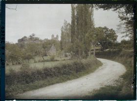 Image représentant France, Gourdon (Lot), La promenade du Château les tours St Pierre et la route du cimetière