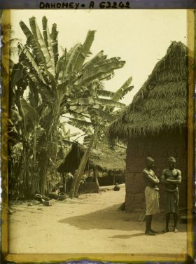 Image représentant Coin de village, bananiers et villageois