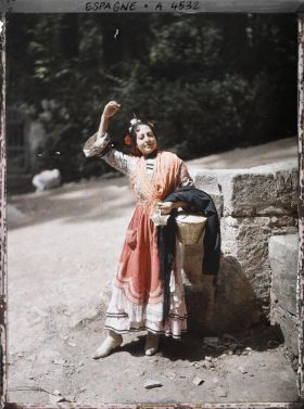 Image représentant Andalouse en costume traditionnel esquissant un pas de flamenco