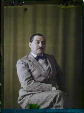 Image représentant https://musee-albert-kahn.s-museum.fr/home/NWQ2OTAwYzNmYjZlZTk1ZWQwODJmMjY4L2dlbmVyaWMtbm90aWNlLXRhYi9hdXRob3JpdHkvNjE3YTc5ZjVjZjhiODk2OGIzMzM3ZDIx/5d6900c3fb6ee95ed082f268/generic-notice-tab/authority/617a79ebcf8b8968b3336a32 Monsieur Carmona