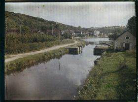 Image représentant L'écluse avec la maison éclusière, sur le canal du Nivernais