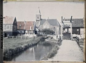 Image représentant Vue du village avec le Wilhelminabrug à droite et l'église à l'arrière-plan