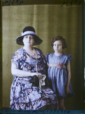 Image représentant https://musee-albert-kahn.s-museum.fr/home/NWQ2OTAwYzNmYjZlZTk1ZWQwODJmMjY4L2dlbmVyaWMtbm90aWNlLXRhYi9hdXRob3JpdHkvNjE3YTc5ZjVjZjhiODk2OGIzMzM3ZDIx/5d6900c3fb6ee95ed082f268/generic-notice-tab/authority/617a79ebcf8b8968b3337332 La Comtesse Manzoni  et  https://musee-albert-kahn.s-museum.fr/home/NWQ2OTAwYzNmYjZlZTk1ZWQwODJmMjY4L2dlbmVyaWMtbm90aWNlLXRhYi9hdXRob3JpdHkvNjE3YTc5ZjVjZjhiODk2OGIzMzM3ZDIx/5d6900c3fb6ee95ed082f268/generic-notice-tab/authority/617a79ebcf8b8968b3337333 sa fille