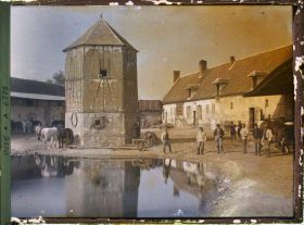Image représentant Soldats dans une cour de ferme