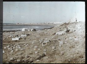 Image représentant Un cimetière musulman près des remparts
