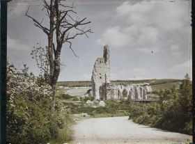 Image représentant France, L'Eglise et entrée du Village