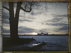 Image représentant Canada, St Lambert, Coucher de Soleil s/ Montréal et St Laurent pris par les Glaces