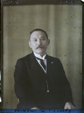 Image représentant https://musee-albert-kahn.s-museum.fr/home/NWQ2OTAwYzNmYjZlZTk1ZWQwODJmMjY4L2dlbmVyaWMtbm90aWNlLXRhYi9hdXRob3JpdHkvNjE3YTc5ZjVjZjhiODk2OGIzMzM3ZDIx/5d6900c3fb6ee95ed082f268/generic-notice-tab/authority/617a79ebcf8b8968b3336f9c Monsieur Imamura