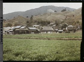 Image représentant Rizières et village sur fond de paysage escarpé
