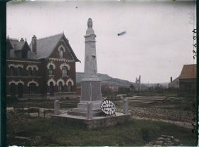 Image représentant France, Ablain St Nazaire, Monumt aux Morts, dans le fond,Epéron de Lorette et ruines de l'Eglise