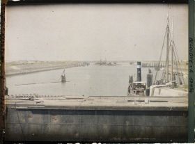 Image représentant Belgique, Zee Brugge, Le Chenal, vue prise de l'écluse vers la mer