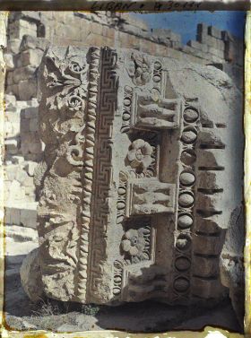 Image représentant Segment à terre d'une corniche du péristyle du Temple dit de Bacchus