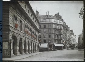 Image représentant Derrière le théâtre de l'Odéon, l'angle des rues Rotrou et de Vaugirard