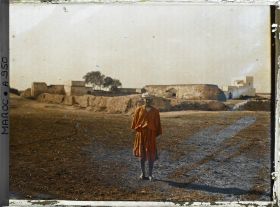Image représentant Un homme devant un douar