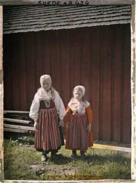 Image représentant Portrait de deux fillettes en tenues traditionnelles