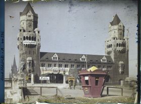 Image représentant L'entrée du grand Pont avec réclames de la foire